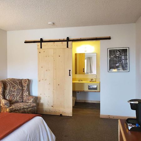Warden Inn Deer Lodge Zewnętrze zdjęcie