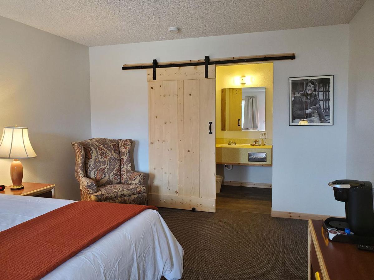 Warden Inn Deer Lodge Zewnętrze zdjęcie